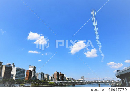浅草の青空を飛行するブルーインパルス 66047770