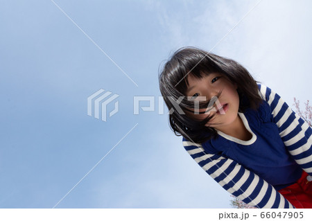 カメラを覗き込む女の子 66047905