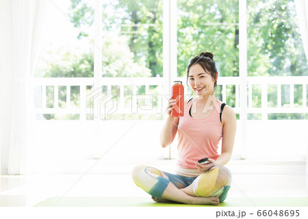 ヨガ　ホームトレーニング　水分補給 66048695