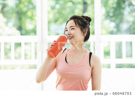 ヨガ　ホームトレーニング　水分補給 66048703