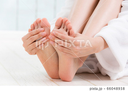 足裏を触る女性 66048938