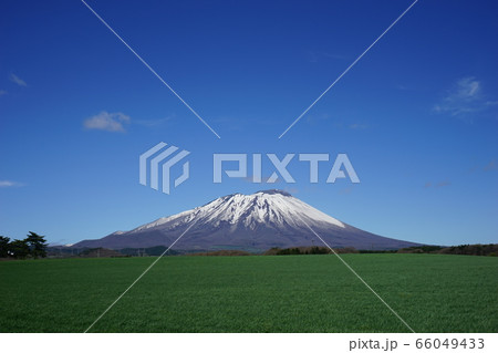 残雪の岩手山 66049433