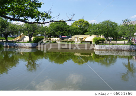 池がある公園 66051366