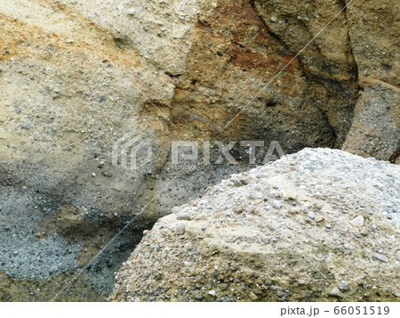 地層がよく分かる「くぐり岩」前の堆積層 地層がよく分かる「くぐり岩」前の堆積層 66051519