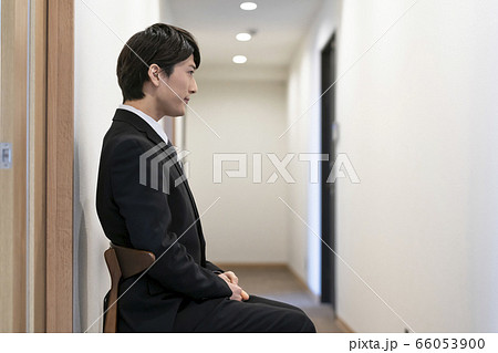 廊下で面接の順番を待つ若い男性　就活・受験イメージ 66053900