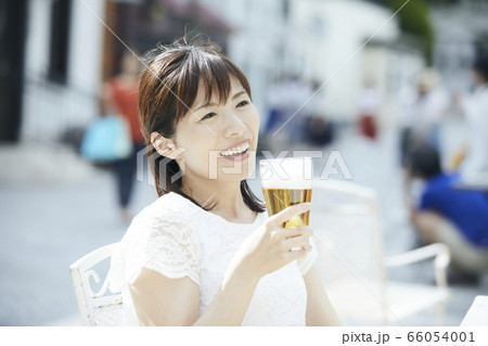 ビールを飲む女性　ビアガーデン 66054001