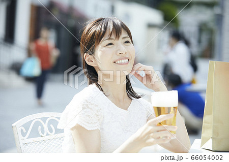 ビールを飲む女性　ビアガーデン 66054002