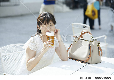 ビールを飲む女性　ビアガーデン 66054009