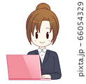 テレワーク（ピンクPC）・女性社員 66054329