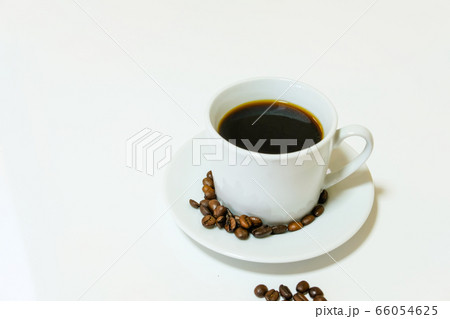 ブラックコーヒーとコーヒー豆 66054625