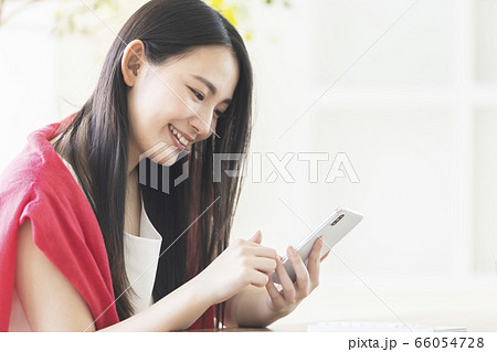 若い女性 笑顔 スマホ 若い女性 笑顔 スマホ 66054728