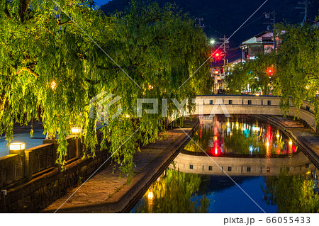 兵庫県 新緑の城崎温泉 温泉街の写真素材
