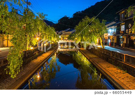 兵庫県 新緑の城崎温泉 温泉街の写真素材