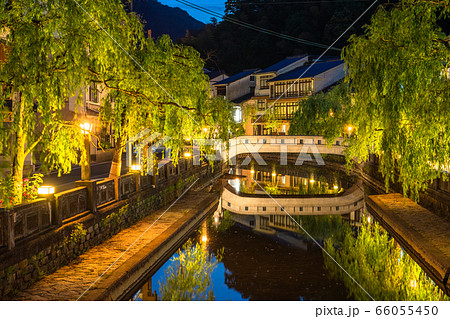 兵庫県 新緑の城崎温泉 温泉街の写真素材