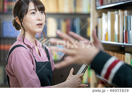書店 店員 図書館 司書 スタッフ 書店 店員 図書館 司書 スタッフ 66055829