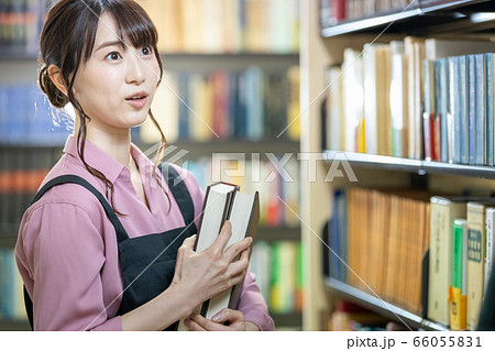 書店 店員 図書館 司書 スタッフ 書店 店員 図書館 司書 スタッフ 66055831