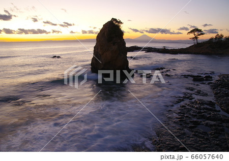 夕暮れの秋谷・立石海岸から富士山を望む（横須賀市） 66057640