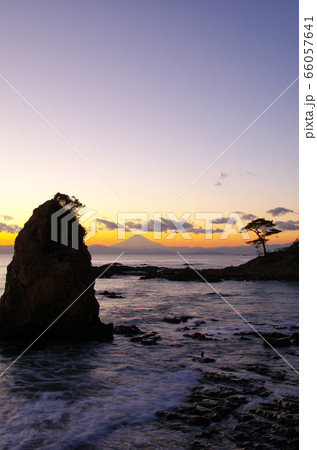 夕暮れの秋谷・立石海岸から富士山を望む（横須賀市） 66057641
