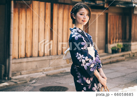 浴衣の女性と京都の街並み 66058685