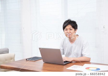 テレワークをする若い男性 テレワークをする若い男性 66058942