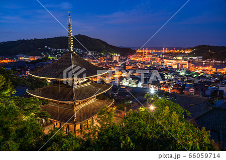 《広島県》尾道の夜景・三重の塔の街並み 66059714