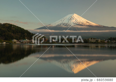 富士山と河口湖 逆さ富士 富士山と河口湖 逆さ富士 66059880