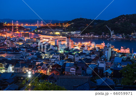 《広島県》尾道の夜景・市街地の街並み 66059971