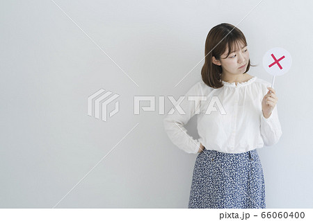 判定する女性 判定する女性 66060400