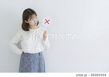 判定する女性 判定する女性 66060404