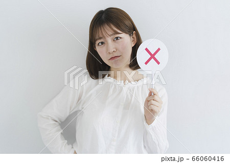 判定する女性 判定する女性 66060416