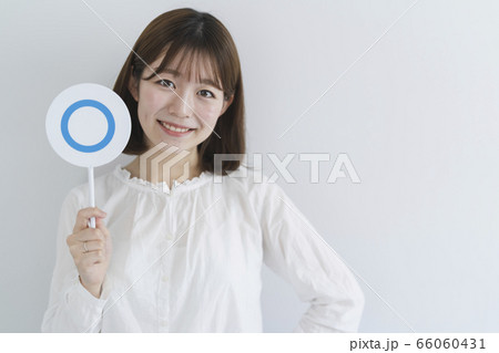判定する女性 66060431