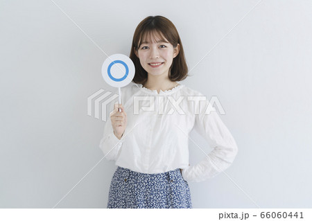 判定する女性 判定する女性 66060441