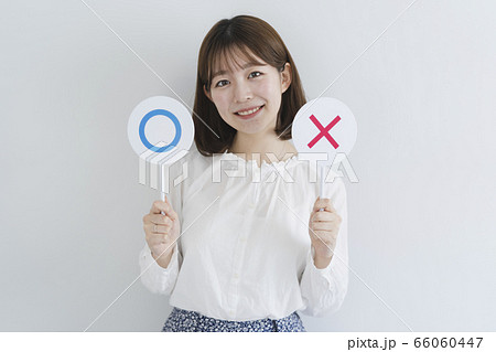 判定する女性 66060447