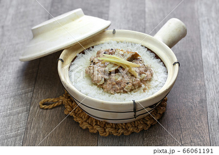 鹹魚蒸肉餅煲仔飯 鹹魚蒸肉餅煲仔飯 66061191