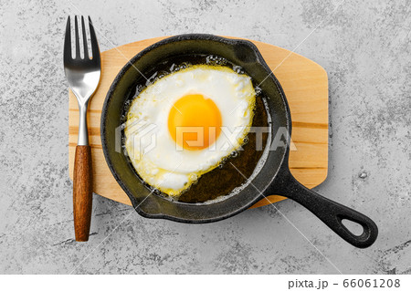 Fried egg in a frying pan 66061208