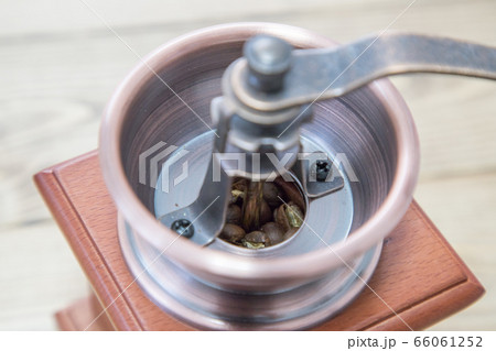 コーヒーミルで豆を挽く コーヒーミルで豆を挽く 66061252