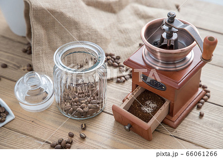 コーヒーミルで豆を挽く 66061266