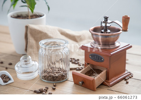 コーヒーミルで豆を挽く コーヒーミルで豆を挽く 66061273