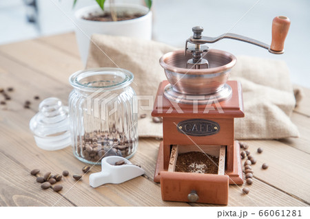 コーヒーミルで豆を挽く コーヒーミルで豆を挽く 66061281