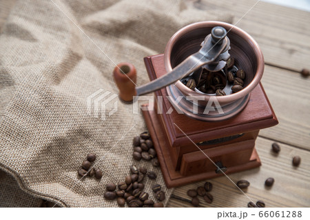コーヒーミルで豆を挽く 66061288