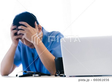 医師 男性 悩む 医師 男性 悩む 66061656