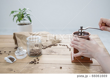 コーヒーミルで豆を挽く 66061669