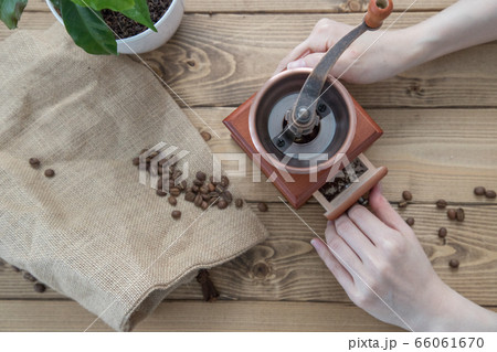コーヒーミルで豆を挽く 66061670