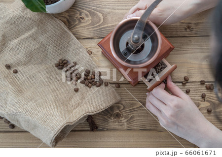 コーヒーミルで豆を挽く 66061671