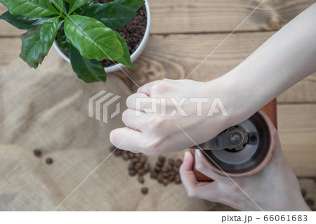 コーヒーミルで豆を挽く 66061683