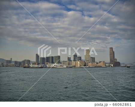 [香港]ヴィクトリアハーバーから九龍を望む 66062861
