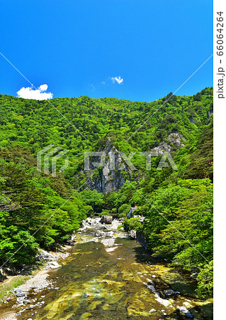 新緑の季節を迎える塩原温泉、箒川と天狗岩 66064264