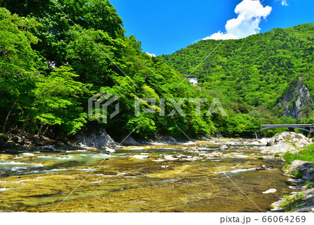 新緑の季節を迎える塩原温泉、箒川と天狗岩 66064269