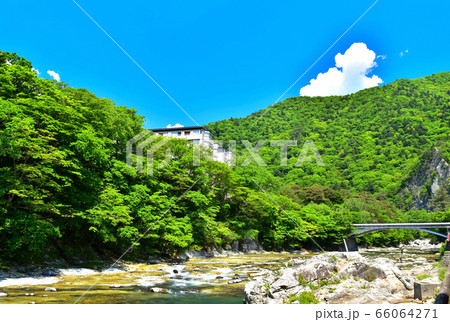 新緑の季節を迎える塩原温泉、箒川と天狗岩 66064271