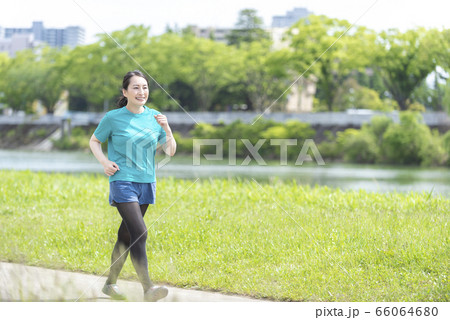 ジョギング　ウォーキング　女性　健康　運動 66064680